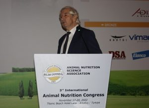 Beypi A.Ş Genel Müdürü Dr. Sait KOCA, konuşmasında Türkiye’nin kanatlı eti üretiminde ton bazında son 10 yılda nerelere gelindiği konusunu dinleyicilere anlattı..
